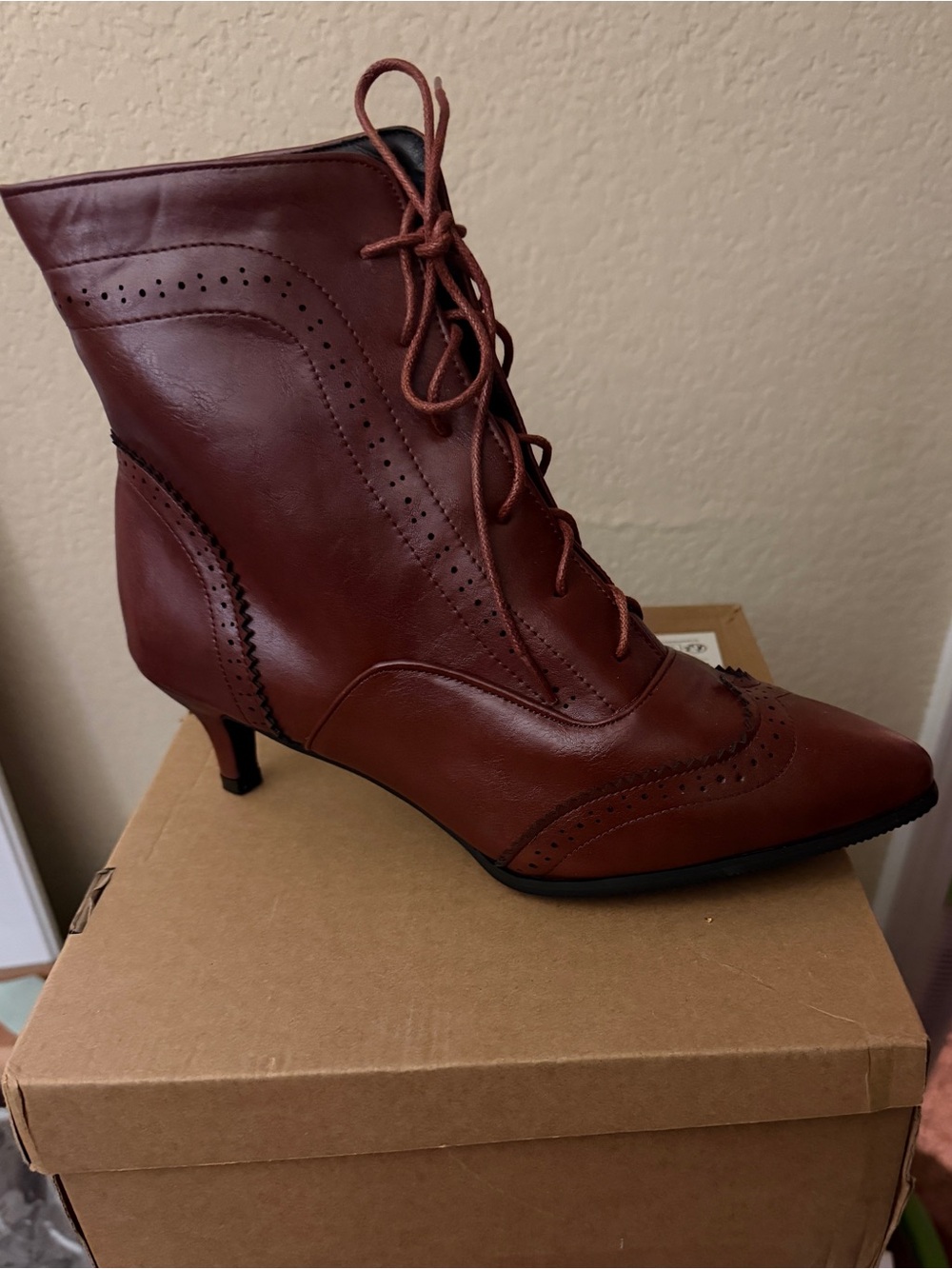 Women's Lace-Up Pointed Toe Ankle Boots in Burgundy